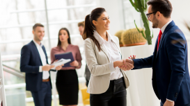 El poder de las emociones en el saludo