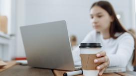 Establecer límites para el consumo de contenido noticioso, evitando caer en la trampa del ciclo de noticias constantemente actualizado