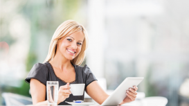 Establecer un horario regular para revisar y responder correos electrónicos y mensajes, evitando estar constantemente conectado